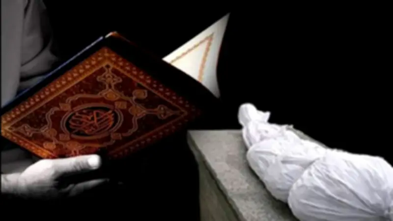 حكم قراءة الفاتحة وهبة ثوابها للميت.. الإفتاء تجيب