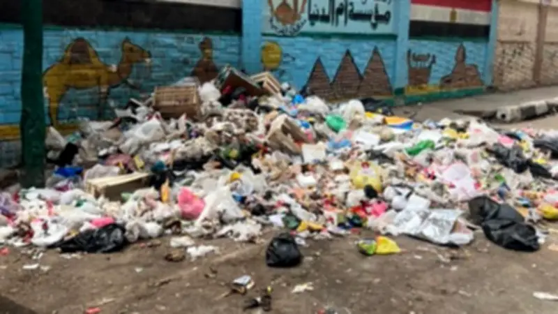 تلال القمامة تحاصر كلية التجارة بطنطا وطلابها يطالبون بالتدخل العاجل