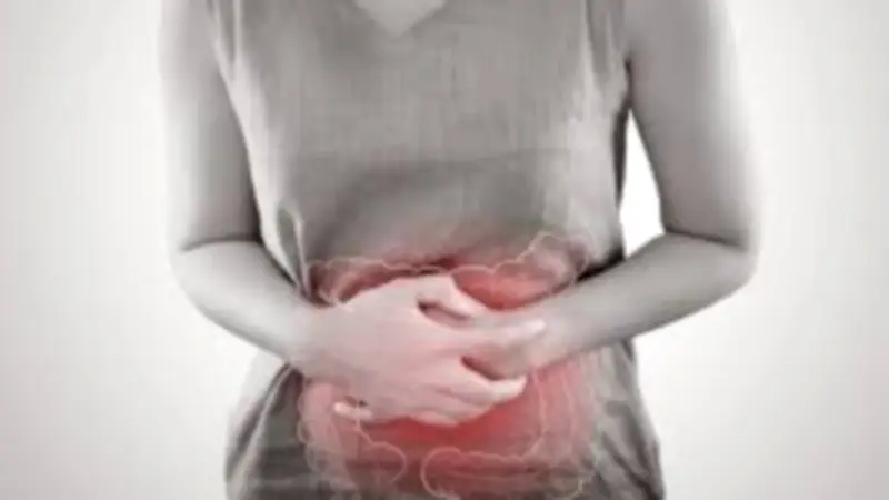 متاعب مزعجة في الهضم.. هذا الألم إنذار يكشف متلازمة القولون العصبي