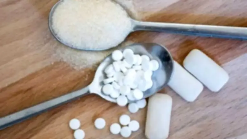 هل محلي الأسبارتام الشهير يسبب السرطان؟ حقيقة الأضرار والبدائل الطبيعية