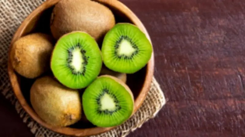 الكيوي سر الصحة والجمال.. فوائد مذهلة لهذه الفاكهة ولماذا ينصح الخبراء بتناول قشرتها