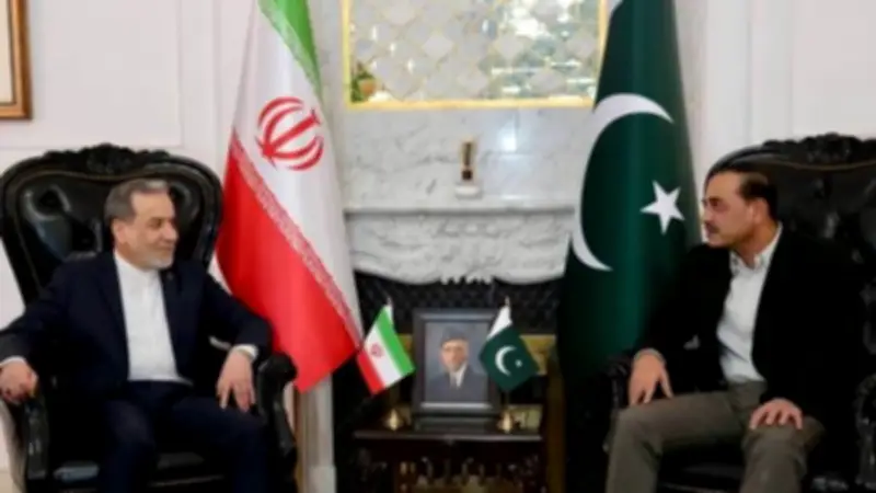 صور وزير الخارجية الإيراني مع قائد الجيش الباكستاني في إسلام آباد