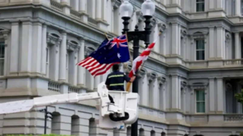 واشنطن ترفع أعلام أستراليا خطأ بدلاً من بريطانيا قبل زيارة الملك تشارلز