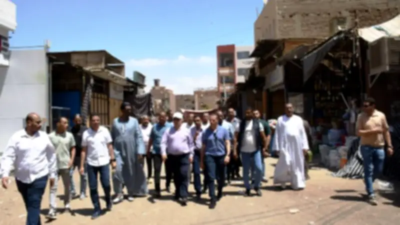 محافظ أسوان يغلق مقهى يديره أجانب ويشدد الرقابة على الأسواق