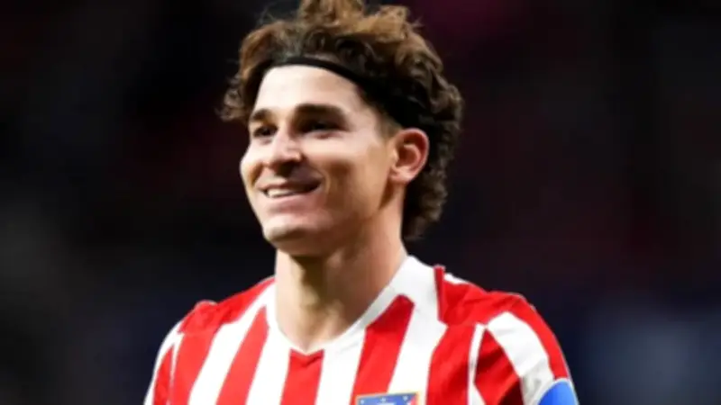 ألفاريز يشعل الجدل بين برشلونة وأتلتيكو مدريد في سوق الانتقالات