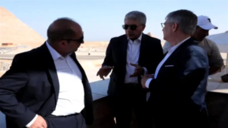 وزير السياحة يلتقي كبار منظمي الرحلات الألمان بالأهرامات لتعزيز التعاون