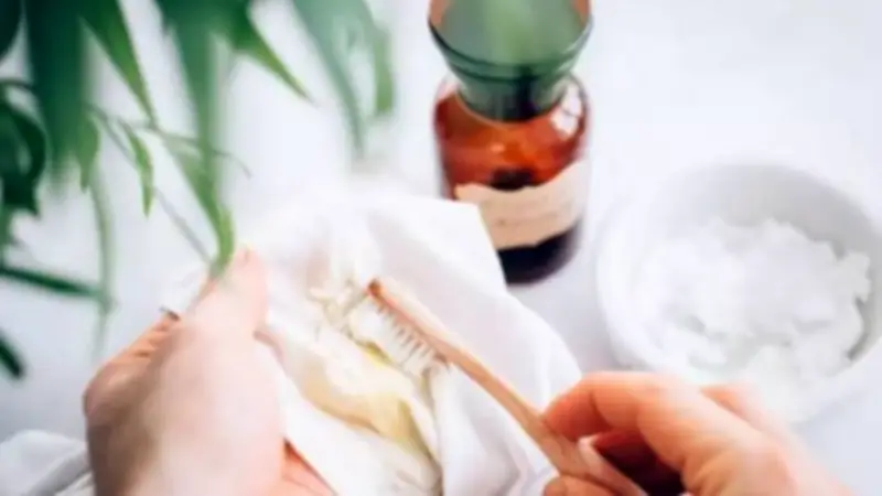 بدون إتلاف القماش.. طرق فعالة لإزالة بقع العرق من الملابس البيضاء والسوداء