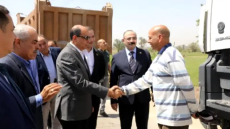 محافظ المنيا يتفقد اصطفاف معدات النظافة والرصف بمغاغة ويؤكد جاهزيتها