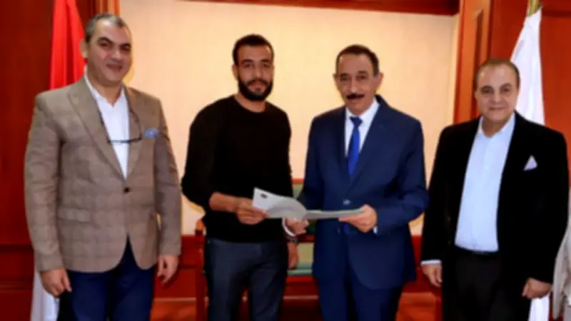 محافظ سوهاج يسلم أول عقدين للمتقدمين على منصة تقنين أراضي الدولة