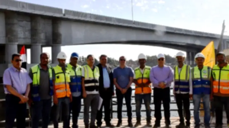 محافظ أسوان يتفقد مشروع محور وكوبري دراو الحر ويثمن التقدم