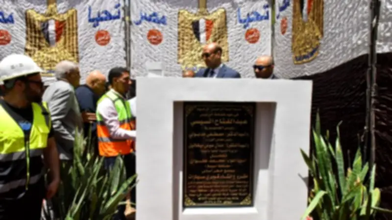 محافظ أسيوط يضع حجر الأساس لكوبري جديد بمنطقة السادات في العيد القومي