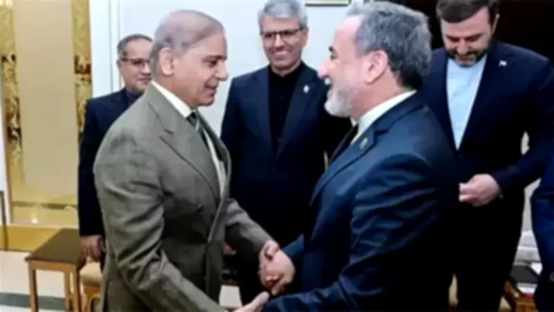 وزير الخارجية الإيراني يغادر باكستان قبل وصول الوفد الأمريكي