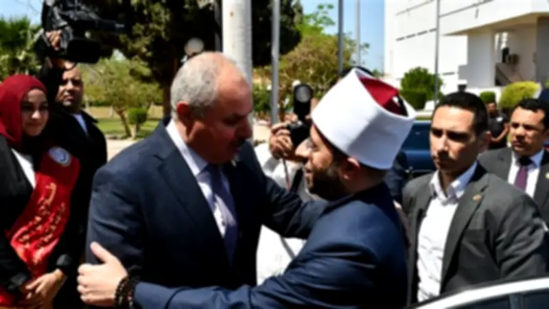 رئيس جامعة قناة السويس يستقبل وزير الأوقاف خلال مناقشة رسالة ماجستير