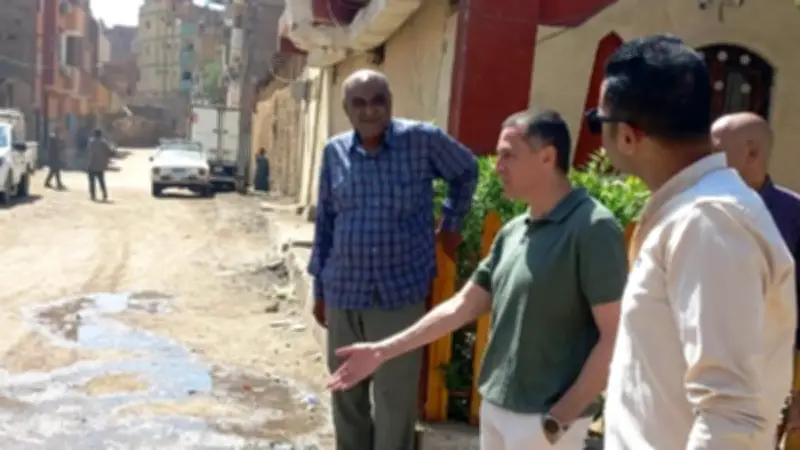 محافظ أسوان يقود تحركاً عاجلاً لإصلاح كسر مياه وطفح صرف صحي