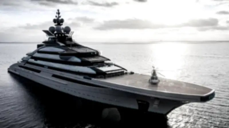 يخت روسي فاخر يعبر مضيق هرمز وسط توتر في الممر الاستراتيجي