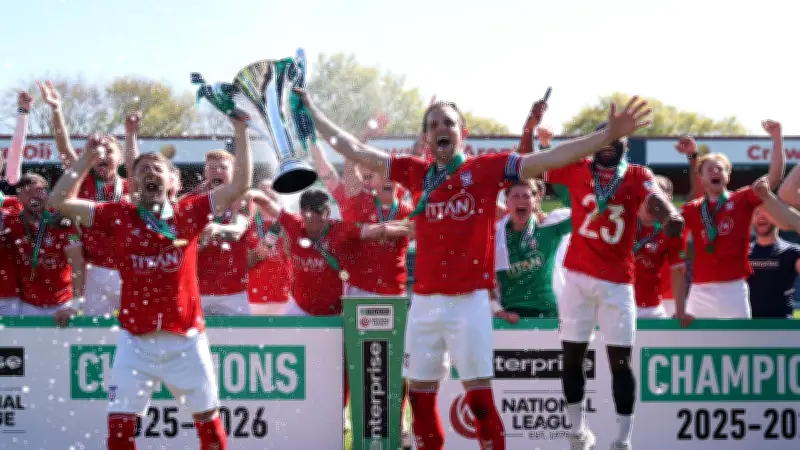 جمهور يقتحم الملعب للاحتفال بهدف قاتل في مشهد درامي بالدرجة الخامسة