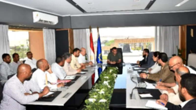 محافظ أسوان يوجه بالالتزام الكامل بمنظومة التموين الجديدة للوقود