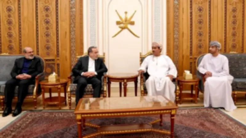 تحركات دبلوماسية إيرانية مكثفة: عراقجي يصل مسقط بعد زيارة إسلام آباد