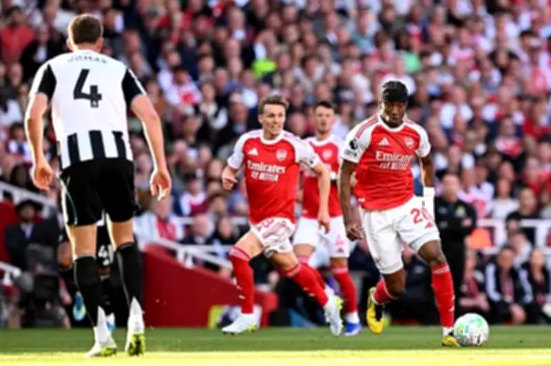 آرسنال يسقط نيوكاسل ويعتلي صدارة الدوري الإنجليزي مؤقتا