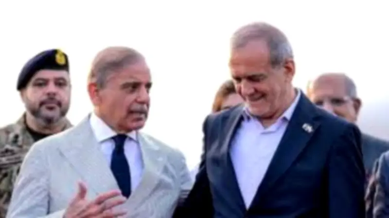 اتصال هاتفي رفيع بين شريف وبزشكيان لتهدئة التوترات الإقليمية