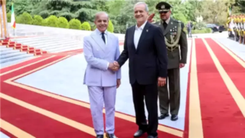 بزشكيان لشهباز: إيران ترفض التفاوض تحت الضغط والوجود العسكري يعقد الأوضاع