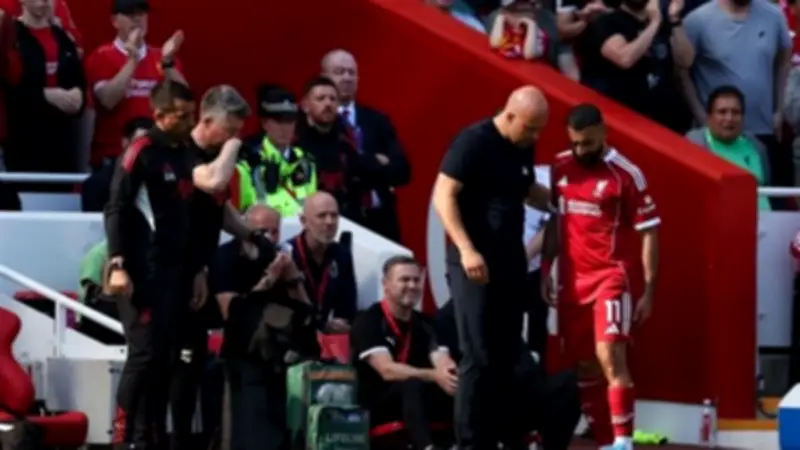 مدرب ليفربول يثير الغموض حول إصابة محمد صلاح ويؤكد: خروجه من الملعب لسبب صعب