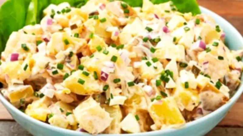 طريقة عمل سلطة بطاطس بالدجاج والبافلو صوص بخطوات سهلة