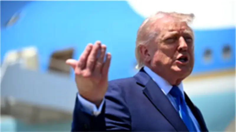 ظهور كدمة جديدة على يد ترامب يثير الجدل حول صحته.. والأطباء يوضحون