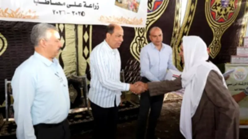 محافظ المنيا يكرم مزارعي القمح ببني حكم ويوزع مستلزمات زراعية