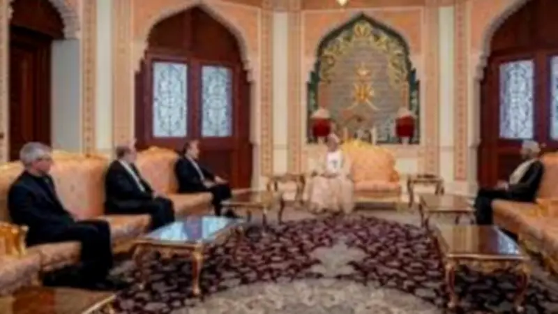 لقاء رفيع في مسقط بين سلطان عمان ووزير الخارجية الإيراني لبحث التوترات الإقليمية