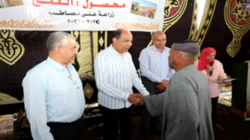 محافظ المنيا يكرم مزارعي بني حكم ويوزع مستلزمات زراعية ومواد غذائية