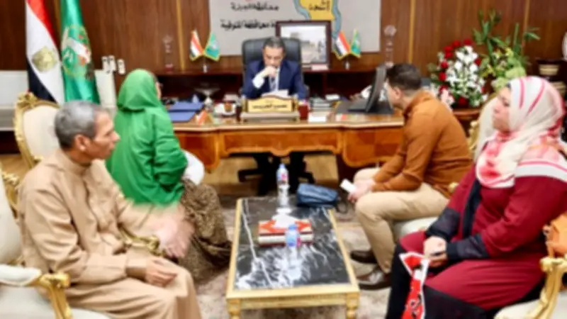 محافظ المنوفية يصرف مساعدات مالية وعينية للحالات الإنسانية