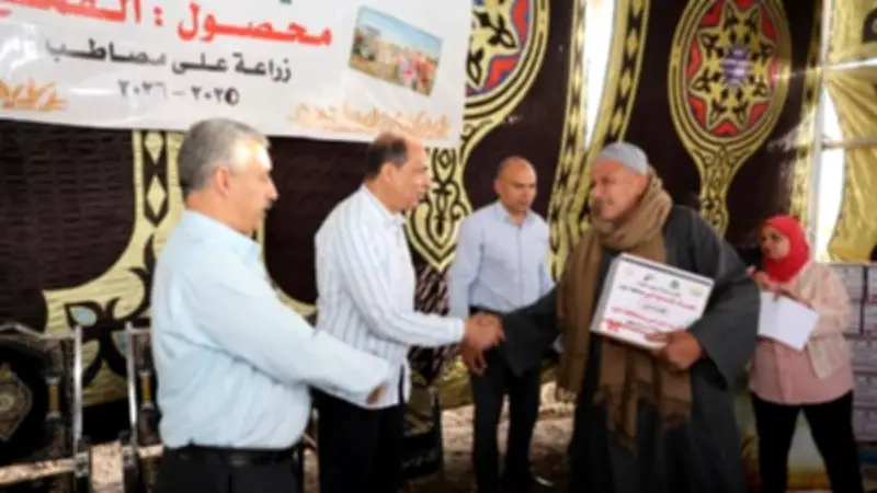 محافظ المنيا يكرم مزارعي بني حكم ويوزع مستلزمات زراعية ومواد غذائية على المتميزين