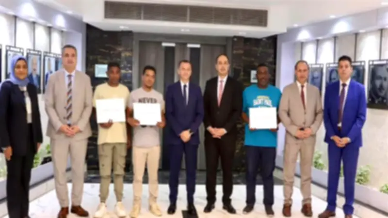 محافظ أسوان ومدير صندوق مكافحة الإدمان يسلمان عقود مشروعات تجارية للمتعافين