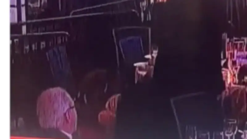 في مشهد غريب.. رجل يتناول عشاءه بهدوء وسط إطلاق نار قرب ترامب