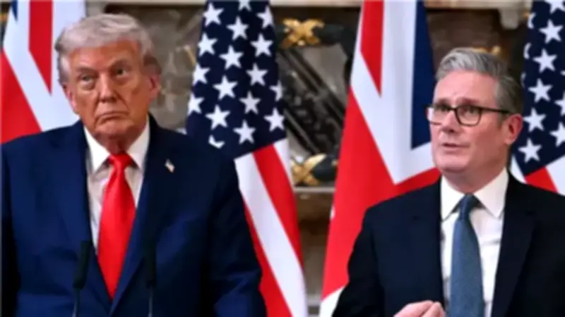 ستارمر وترامب يبحثان استئناف الملاحة في مضيق هرمز