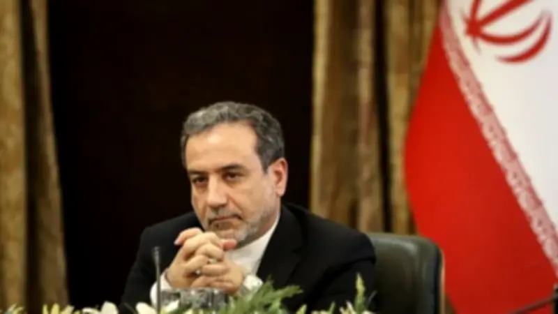 عراقجي يصل قاعدة نور خان العسكرية في إسلام آباد لزيارة رسمية