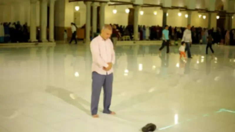 حكم رد السلام بالإشارة أثناء الصلاة.. دار الإفتاء توضح المشروعية