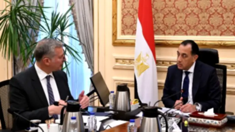 مدبولي يتابع مع وزير البترول خطط تأمين احتياجات السوق من الغاز والوقود