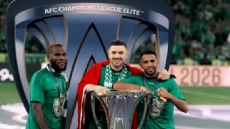 جماهير الأهلي تحتفل مع اللاعبين بكورنيش جدة بعد التتويج بدوري الأبطال