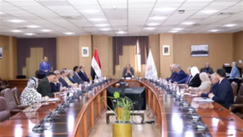رئيس جامعة المنصورة يترأس اجتماعاً لربط التعليم بسوق العمل