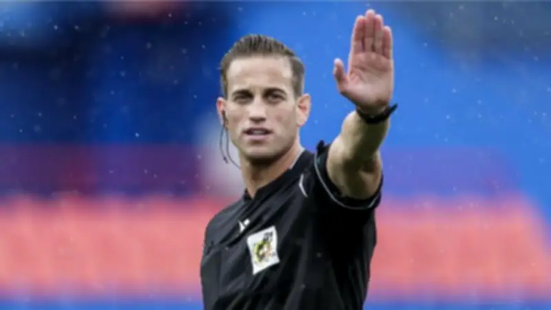 الحكم الإسباني روخاس يقود قمة الأهلي والزمالك في الدوري المصري