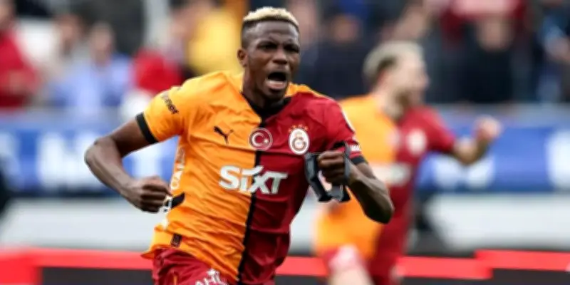 برشلونة وأرسنال مهتمان بضم فيكتور أوسيمين من جالاتا سراي في الصيف