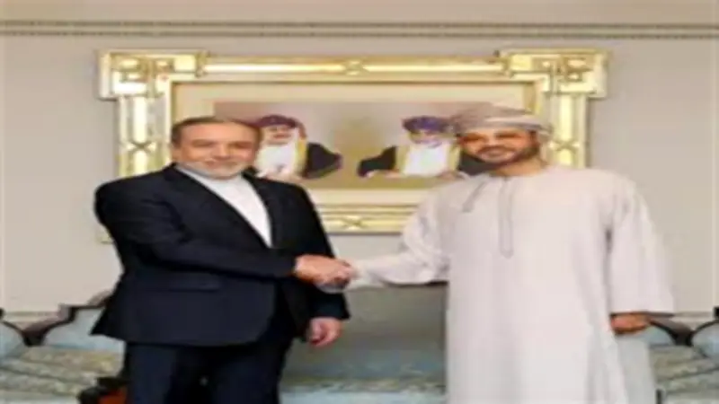 وزير خارجية عمان يبحث مع نظيره الإيراني حرية الملاحة بمضيق هرمز