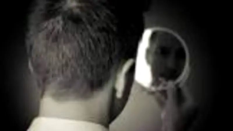 لماذا حذر النبي من النظر إلى المرآة ليلاً؟ حقائق وأدعية