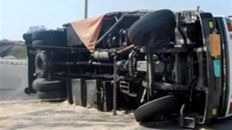 انقلاب سيارة نقل محملة بمواد بناء على الطريق الأوسطي بأكتوبر