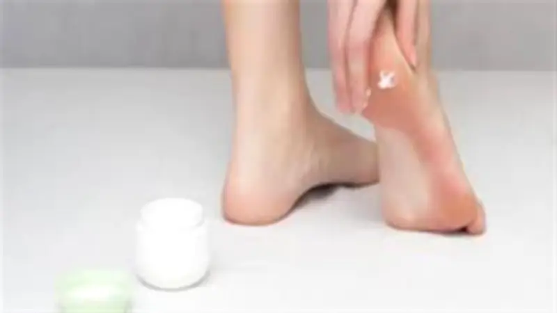 علاجات منزلية لجفاف القدمين.. خطوات بسيطة تحميك من التشققات المؤلمة