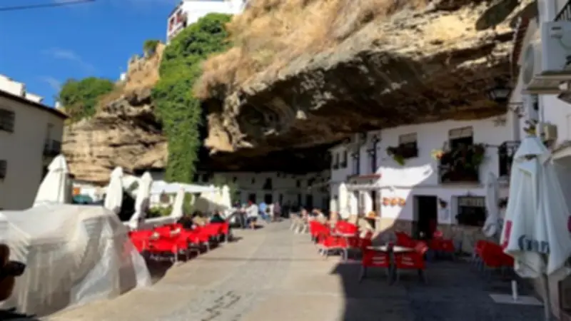 سر قرية غامضة تحت صخرة عملاقة.. مناخ فريد وسكان يعيشون في كهوف