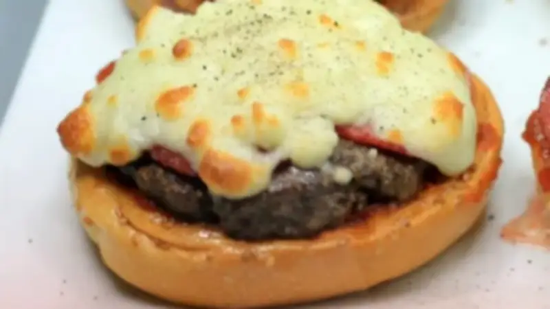 طريقة عمل بيتزا البرجر بأسهل الخطوات في المنزل