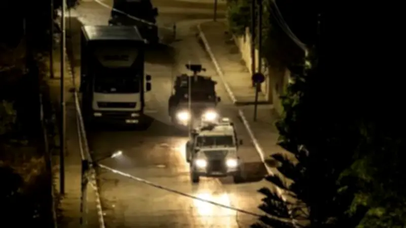 قوات الاحتلال تقتحم مناطق واسعة بالضفة الغربية فجر الإثنين